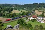 Bei Hagenacker ergibt sich dieser schöne Blick über das Altmühltal. Im Hintergrund erkennt man das Tunnelportal des Esslinger Tunnels und die Bauten des Solnhofer Portland-Zementwerks. Am 26. August 2016 wurden etliche Güterzüge aufgrund der Bauarbeiten auf der Regensburger Strecke über die KBS 990 umgeleitet. Am Vormittag gab es allerdings eine längere Zug-Pause. Nur der DGS 40639 von Rheinhausen nach Curtici schlich gezogen von 1116.113 kurz bevor das Licht in der Achse stand noch an meinem Standpunkt vorbei.