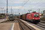 Mit einem Audi-Teilezug aus Ingolstadt fuhr am 28.08.2015 die 1116 044 über Gleis 7 durch den Regensburger Hauptbahnhof in Richtung Passau.