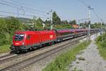 1116 188 mit Railjet in Kottingbrunn am 10.05.2017.