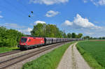 1116 106 mit einem Schotterzug am 12.05.2017 bei Langenisarhofen. 