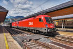 D 245 622-5 schiebt 1116 171-4 und 1116 084-5, im Bahnhof Tarvisio Boscoverde, in  den 15 kV Bereich.