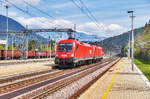 1116 171-4 und 1116 084-5 fahren im Bahnhof Tarvisio Boscoverde zum nächsten Güterzug, um diesen nach Österreich zu bringen.
Aufgenommen am 1.5.2017.