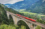 Ein Lokzug bestehend aus einer 1016, drei 1116 und zwei 1144 überquert auf dem Weg nach Villach, die Falkensteinbrück bei Obervellach.