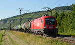 1116 091 der ÖBB schleppte am 14.06.17 einen Kesselwagenzug durch Thüngersheim Richtung Würzburg.