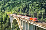 1116 082-9 überquert mit dem 64 Minuten verspäteten EC 113 (Frankfurt (Main) Hbf - Klagenfurt Hbf) die Pfaffenberg-Zwenberg-Brücke bei Penk.