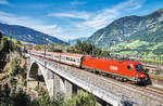 1116 078-7 fährt mit dem EC 113 (Frankfurt (Main) Hbf - Klagenfurt Hbf / - Zagreb Glavni kol.) über die neue Angerschluchtbrücke.
Aufgenommen am 30.8.2017.