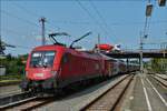 . ÖBB Lok 1116 185 schiebt ihren Zug aus dem Bahnhof von Lindau.   08.09.2017.  (Hans)