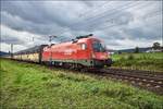 1116 130 von der ÖBB ist mit einen Autozug in Richtung Bebra unterwegs,gesehen am 04.10.2017 bei Reilos.