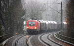 Taurus ÖBB 1116 173  Sensi  kommt aus Richtung Aachen-West mit einem Coilzug aus Genk-Goederen(B) nach Linz-Voestalpine(A) und fährt durch Aachen-Schanz in Richtung Aachen-Hbf,Aachen-Rothe-Erde,Stolberg-Hbf(Rheinland)Eschweiler-Hbf,Langerwehe,Düren,Merzenich,Buir,Horrem,Kerpen-Köln-Ehrenfeld,Köln-West,Köln-Süd. Aufgenommen vom Bahnsteig von Aachen-Schanz.
Bei dichtem Schneefall am Kalten Nachmittag vom 29.12.2017.