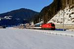 Bei Eben im Pongau erwartete ich den  Starzug  des Ennstales, den EC 163 von Zürich HB nach Graz HBF. Geführt wurde er von 1116.273, hinter der Lok der obligatorische Panoramawagen der SBB. Weiters im Verband ein blauer Nightjet Sitzwagen. Im Ennstal herrschten am 27. Januar 2018 noch winterliche Verhältnisse mit einer ordentlichen Schneedecke.