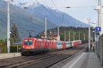 Drei Tauri vor einem schweren Zug, v.a. aus neuen Erzwagen bestehend.
Es führt 1116 163 vor 1116 015 und 1116 094.
Der Zug durchfährt am Morgen des 1.5.2018 den Bahnhof Pusarnitz südwärts in Richtung Spittal-Millstättersee (Tauern-Südrampe).

EXIF-Daten: SONY SLT-A58, Aufnahmezeit: 2018:05:01 07:16:23, Belichtungsdauer: 1/800, Blende: 80/10, ISO: 800, Brennweite: 900/10, Flash: no