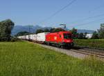 Die 1116 084 mit einem KLV-Zug am 16.06.2018 unterwegs bei Happing.