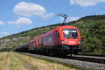 1116 086 der ÖBB und eine Schwester ziehen am 26. Juli 2018 einen Kesselwagenganzzug bei Thüngersheim Richtung Würzburg.