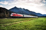 1116 181-9 fährt mit dem IC 632  Lienzer Dolomiten  (Lienz - Wien Hbf), bei Berg im Drautal vorüber.
Aufgenommen am 12.11.2018.

Für Mitte November ein doch etwas eigenwilliger Anblick mit einem noch solch saftig grünen Gras.
Hier ein Vergleich zum letzten Jahr, als zu dieser Zeit schon der erste Schnee lag:
http://www.bahnbilder.de/bild/oesterreich~galerien~railjet/1051636/bei-herrlicher-abendstimmung-taucht-der-oefb-railjet.html