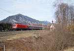 1116 094 mit EC 164  Transalpin  (Graz Hbf - Zürich HB) bei Brixlegg, 09.03.2019.