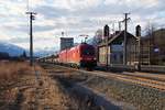 Im letzten Nachmittagslicht durchfahren 1116 150 und 282 mit einem Autotransportzug den Bahnhof Rothenthurn (Strecke Spittal - Villach).