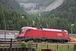 Nachdem am 04.07.2018 die 1116 282 einen Güterzug an den Brenner hoch brachte, rangierte sie nun neben dem RoLa-Terminal auf ein Abstellgleis, wo sie auf ihre Rückleistung in Richtung Inntal wartete.
