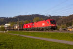 1116 077-9 und 188-4 mit einem Güterzug in Haselstauden. 8.4.20