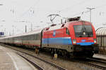 01. April 2011: Die  Rail Cargo Hungaria -Lok 1116 017 hält mit EC 111 der ÖBB nach Klagenfurt planmäßig im Bahnhof Freilassing.