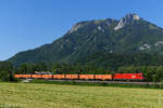 Auch dieser inneröstereichische Güterzug nahm am 18. Mai 2020 den Weg über den Korridor. 1116.080 brachte eine Ladung Sand von Ostösterreich nach Tirol und konnte hier vor dem 1.338 Meter hohen Heuberg im bayerischen Inntal fotografiert werden.
