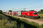 1116 120 bringt den R 2363 von Breclav nach Wiener Neustadt Hbf. Die Aufnahme enstand kurz vor Wien Süßenbrunn am Abend des 04.07.2020.