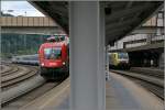 Whrend 1116 046 mit dem EC 87  TIEPOLO  von Mnchen nach Venezia Santa Lucia auf die Weiterfahrt wartet, rollt auf Gleis 1 die E189 904RT und die E189 910 mit dem 43243  WINNER-EXPRESS  nach Verona ein. (Kufstein 28.06.07)