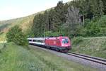 Mit dem IC 281 (Stuttgart Hbf - Zürich HB) fuhr am Abend des 28.05.2020 die 1116 196 bei Möhringen über die Gäubahn in Richtung Singen (Hohentwiel), wo sie ihren Zug an eine Re 4/4 der SBB übergegeben wird.