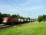 1116 061 zieht einen Containerzug auf der Passauerbahn in Richtung Wels; 210724