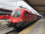 ÖBB 1116 278-3 bei der Ankunft auf Gleis 7 mit dem Venice Simplon Orient Express (VSOE / DRV 1368) von Venezia Santa Lucia nach Calais. Sieh zog den VSOE von Brenner/Brennero bis Innsbruck Hbf. Aufgenommen am 28.07.2021