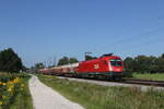 1116 140 mit einem gemischten Güterzug auf dem Weg nach Salzburg am 11. August 2021 bei Übersee am Chiemsee.