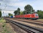 ÖBB 1116 108 mit Containerwagen Richtung Slowenien, am 11.08.2022 in Siófok.