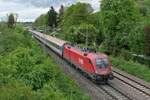 Kurz nach der Abfahrt in Biberach (Riß) werden die Wagen des IC 118  BODENSEE  von Innsbruck nach Dortmund von 1116 281 in Richtung Ulm gezogen (12.05.2023)