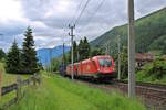 ÖBB 1116 141 zieht mit einer 1293 gemeinsam einen Güterzug über die Tauernbahn in Richtung Norden, hier in Mallnitz-Obervellach.