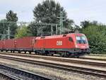 BB 1116 108 mit Containerwagen Richtung Slowenien, am 11.08.2022 in Sifok.