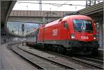 Achtung Bahnsteig zwei: BB EuroCity 566  ZUKUNFTSZENTRUM TIROL  von Innsbruck nach Wien Westbahnhof fhrt ein.