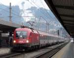 E-Lok 1116 159-3 fhrt mit ihrem Zug in den Hauptbahnhof von Innsbruck ein. Links im Hintergrund sieht man die Bergiselsprungschanze, welche nach den Plnen der Architektin Zaha Hadid gebaut und 2002 erffnet wurde. 08.03.08