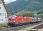 Zwei BB BR 1116  Taurus  fahren mit einen LKW-Transportzug am 28.08.2004 durch den Bahnhof Matrei. Die Gterzge fahren hier meistens mit zwei Loks, manche haben noch eine dritte Schiebe-Lok.