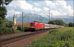 1116 241 bringt vor der Kulisse des Kaiser Gebirges den OEC 569  BERNHARD INGENIEURE  von Bregenz nach Wien Westbahnhof.
