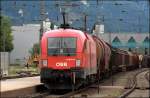 1116 071 schiebt den schweren Gterzug durch das Inntal zum Brenner. (04.07.2008)