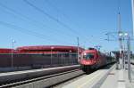 BB-OEC 565 mit Taurus 1116  Tirolerfestspiele Erl  von Innsbruck nach Wien West unterwegs, durchfhrt gerade die Station Salzburg Taxham-Europark.