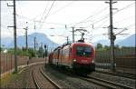 1116 195 schleppt eine 1144er und einen gemischten Gterzug Richtung Sden. Ziel ist vermutlich Hall in Tirol. (05.07.2008)
