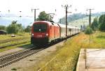 1116 124 mit EC 558 bei der Durchfarht in Spital am Semmering am 6.8.2004