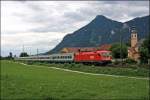 1116 043 hat in Mnchen Hbf den InterCity 83  Paganini , Mnchen Hbf - Verona Porta Nuova, bernommen und fhrt mit ihm am Kloster Raisach vorbei. (06.07.2008)
