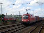 Die 1116 124 am 26.08.2008 mit einem Containerzug bei der Durchfahrt in Regensburg Hbf. 