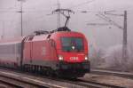 Am Silvestermorgen fuhr 1116 165-0 mit EC 113 in dicker  Erbsensuppe  in den Gnzburger Bahnhof ein. Das Rot der Lok scheint sogar den Nebel zu frben... (KBS 980).
