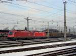 Eine 1216 und eine 1116 am 05.01.2008 mit einem Gterzug bei der Einfahrt in den Salzburger Hbf. 