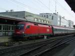 1116 176-7 beim Halt in Ulm Hbf mit EC 112. Aufgenommen am 14.4.2009.