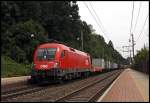 1116 240 ist wohl erst krzlich aus der Waschstrae gekommen und ist hier mit einem Gterzug in Richtung Innsbruck unterwegs.