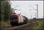 1116 228 hat einen Gterzug am Haken und legt sich auf dem Weg nach Mnchen-Nord bei Ostermnchen in die Kurve.
