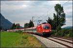 1116 116 legt sich mit dem OEC 564  UNIVERSITT SALZBURG , Wien Westbahnhof - Bregenz, beim Kloster Raisach in die Kurve. Mit knapp 25 Minuten fhrt der Zug dem Fahrplan hinterher... (02.08.20099
